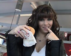 Freundin will im Fast Food Restaurant blasen und frisst Sperma vom Burger - Aische Pervers