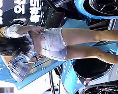 公众号【91萌小喵】性感可爱一体的韩国车模，超短牛仔