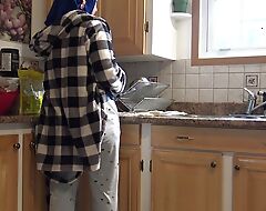 Syrian Housewife Gets Creampied By German Skimp In The Kitchen
