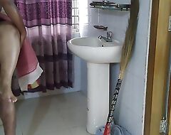 (Tamil Mummy Ko Jabardasti Chudai Apni Beta) Stepmom imprecise fucked by stepson while sweeping the abode - Cum inside big ass