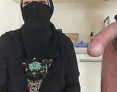 Une refugiee syrienne realise son premier porno en France