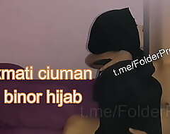 menikmati ciuman dengan binor hijab fastening 1