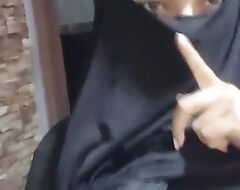 Real Sexy Amateur Muslim Arabian MILF Masturbates Squirting Fluid Gushy Twat To Orgasm HARD In Niqab