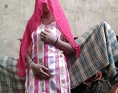 The sister-in-law who was sweeping was fucked frequently by opening her salwar