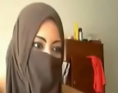 Chubby Arab GF plays in the matter of say no to pair increased by pussy