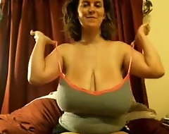Amateur posing her gigantic Bristols in the webcam