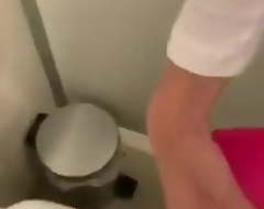 Dve jenski se maxchkat v WC
