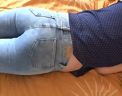 My sister-in-law asks me for a ejaculation on her ass adjacent to jeans