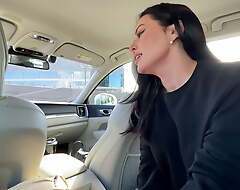 Passers-by do not withstand a normal blowjob in the car