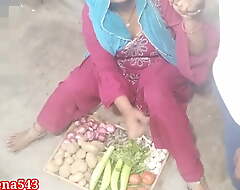 Vegetable bech rahi bhabhi ko patakar choda helter-skelter clear hindi voice xxx indian desi bhabhi vegetables selling