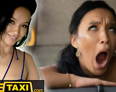 Fake Hansom cab - Bikini Babe Asia Vargas strips in eradicate affect back of eradicate affect cab to eradicate affect driver's delight