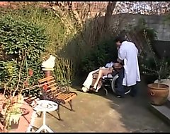 Elle se fait baiser dans la clinique sur une chaise roulante