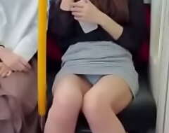 電車の向かいに座る女性がパンツを見せてきます